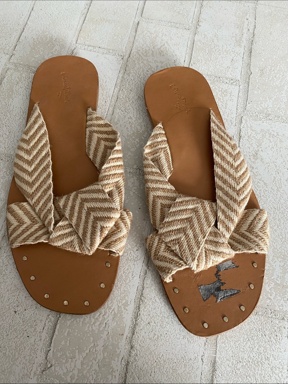 Universal Thread Tan Chevron Knotted Slide Sandals